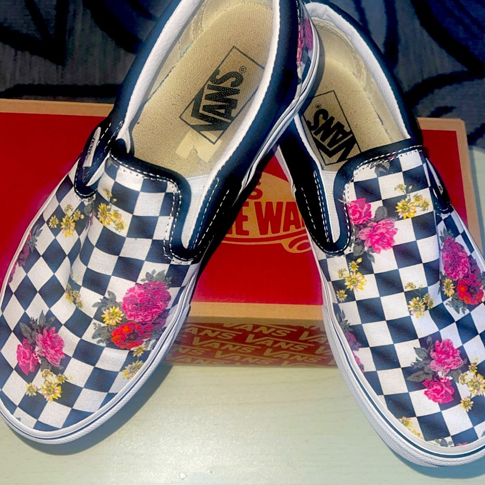 Gently worn women’s size 8 classic slip on vans. Black & white Checkered/Floral